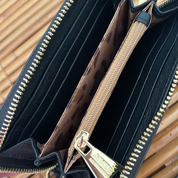 Black Leather Zip Around Wristlet by Aimee Kestenberg - New with Tags - Picture 4 of 8